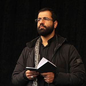 از خیمه گه دویده ام و گفتم عمو کجاست حاج حسین سیب سرخی