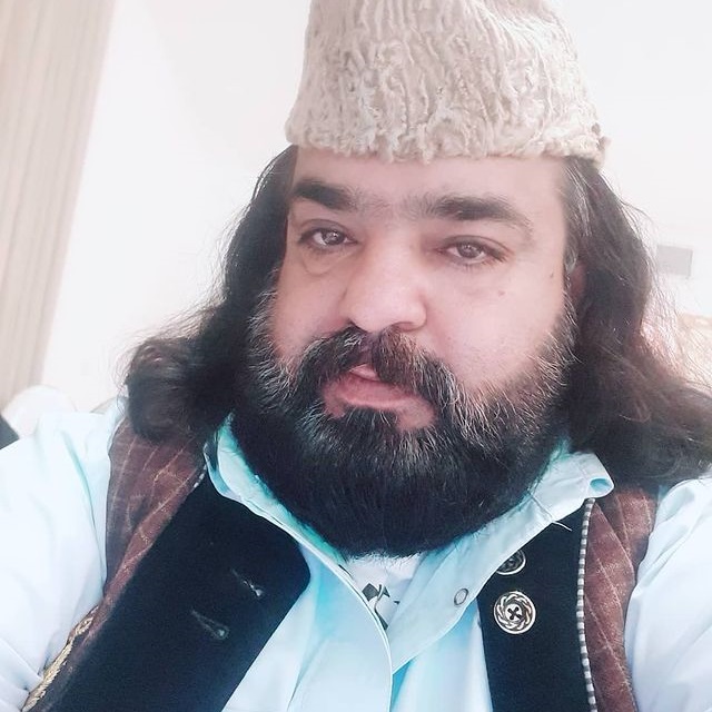 قنبر نارویی نگاری نایم نشسته کنج دیوار